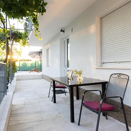 Awesome Home In Blato Na Cetini Σπίτι διακοπών Blato na Cetini