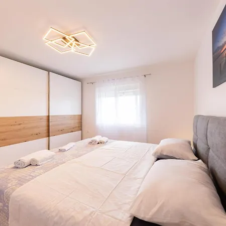 Awesome Home In Blato Na Cetini *
